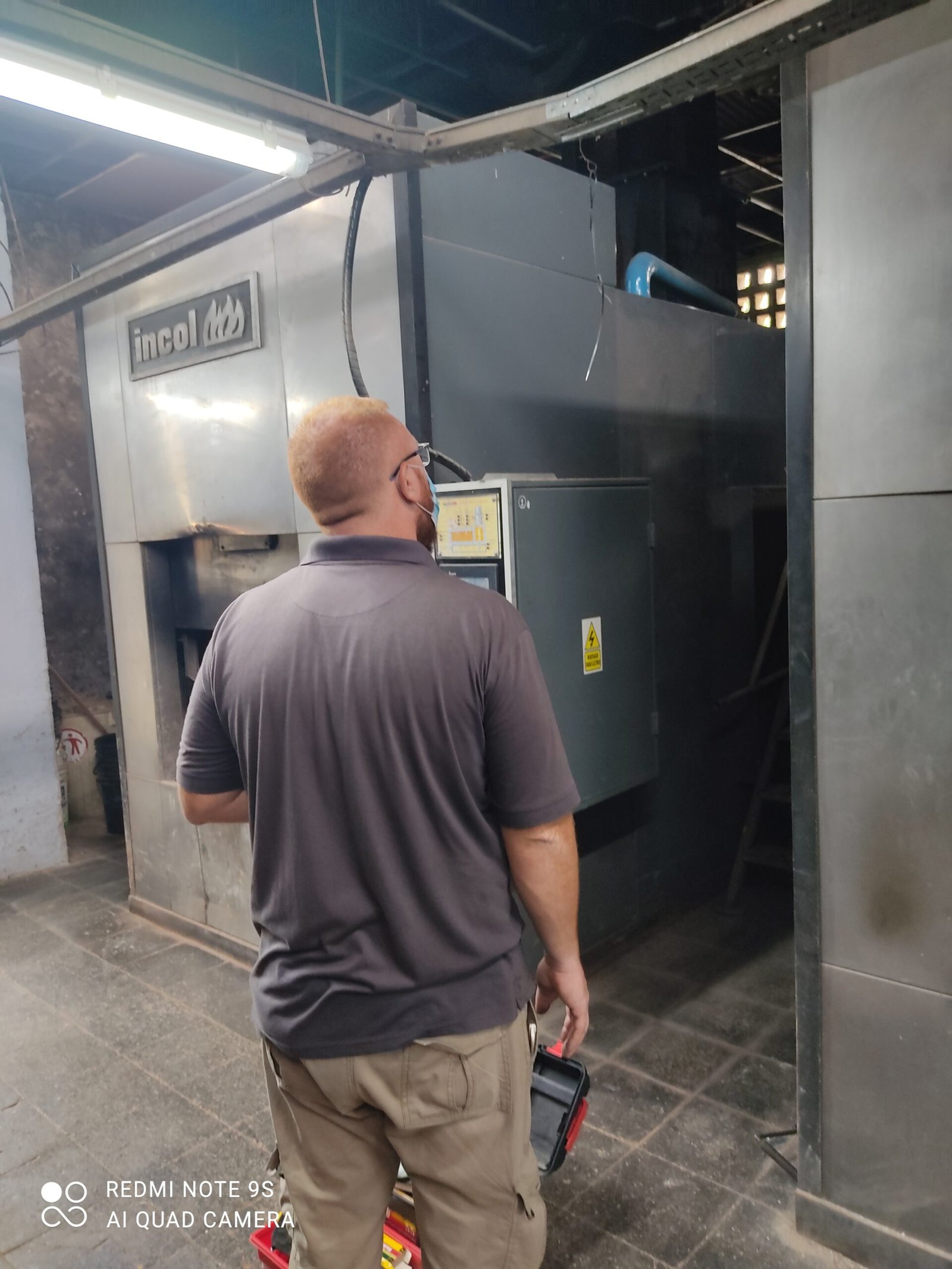 técnico repara Horno crematorio incol.
