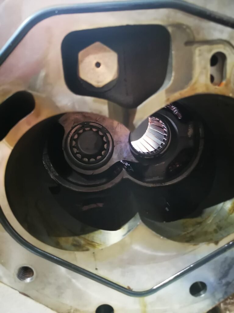 Las partes principales de un compresor a tornillo incluyen: Rotor macho: es un rotor helicoidal que gira dentro del rotor hembra y se encarga de comprimir el aire. Rotor hembra: es un rotor helicoidal que se encuentra en el interior del compresor y tiene una forma complementaria al rotor macho. Cojinetes: son componentes que ayudan a soportar el rotor y reducir la fricción. Motor eléctrico: es el motor que acciona el rotor del compresor. Separador de aire y aceite: se encarga de separar el aceite del aire comprimido antes de que este último se libere en la red. Sistema de enfriamiento: mantiene la temperatura del compresor dentro de los límites de operación seguros. Válvulas de control de flujo: se utilizan para regular el flujo de aire en el compresor. Filtro de aire: filtra el aire de entrada antes de que entre en el compresor. Filtro de aceite: filtra el aceite del compresor antes de que se utilice para lubricar los rotores. Panel de control: permite al operador controlar el funcionamiento del compresor y monitorizar su rendimiento.